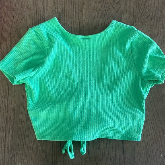 Green crop top with ties - Picture 2 of 3